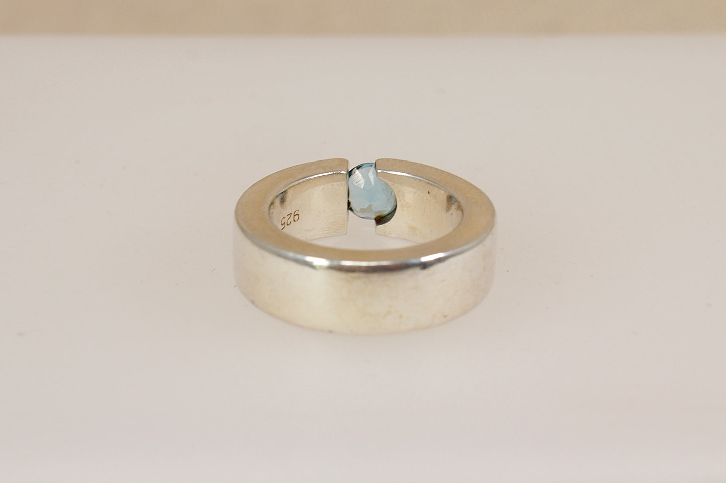 Anello a fascia con topazio argento