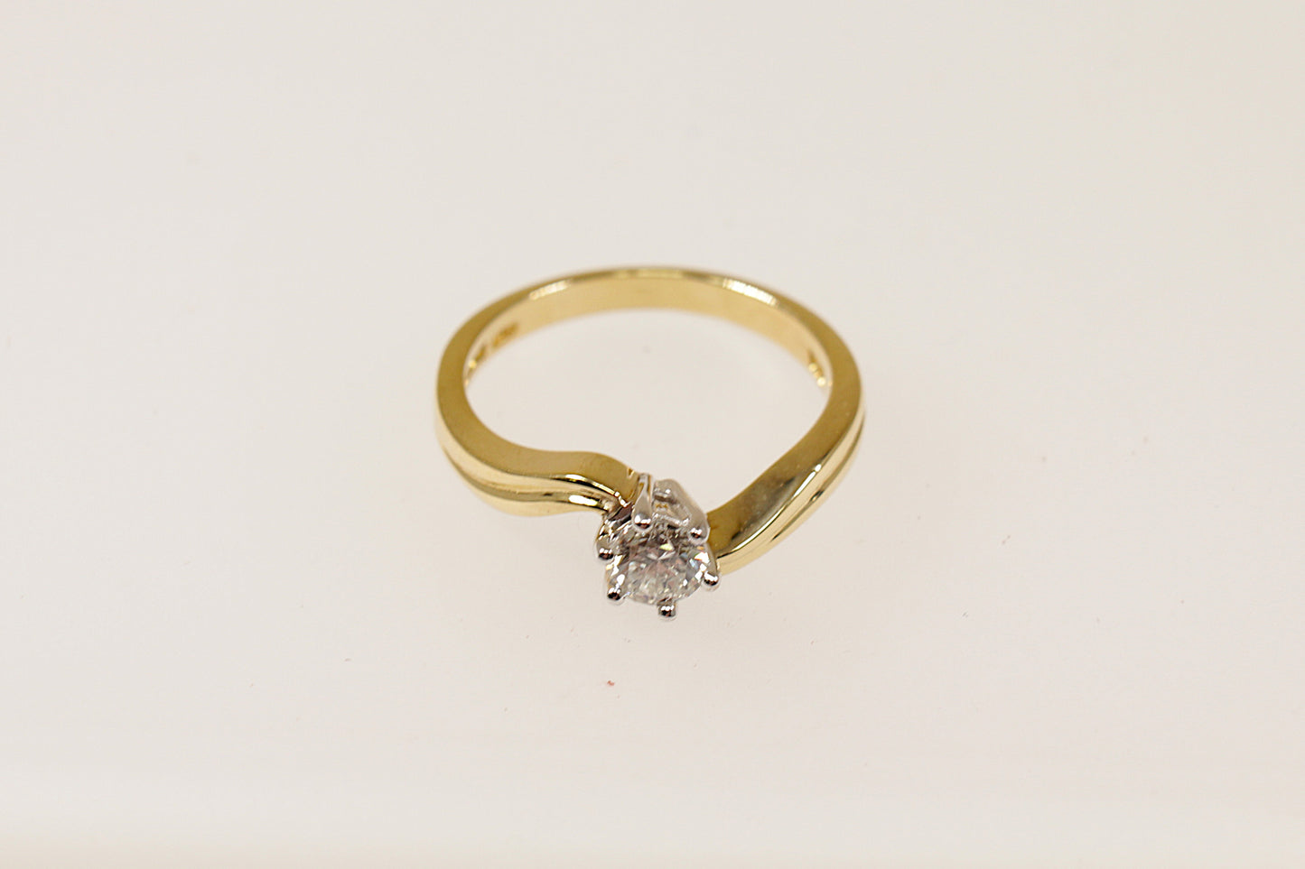 This stunning 18ct Gold Diamond solitaire is a classic and elegant piece of jewellery. The band features a twist design adding a contemporary and graceful touch to this classic solitaire ring; it is in excellent condition, inside the band it is stamped ‘DIA’, with London hallmarks for 18ct Gold and the makers mark RG. UK Finger size N.