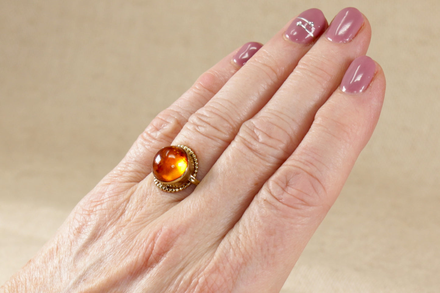 Anello vintage in ambra e oro 8 carati