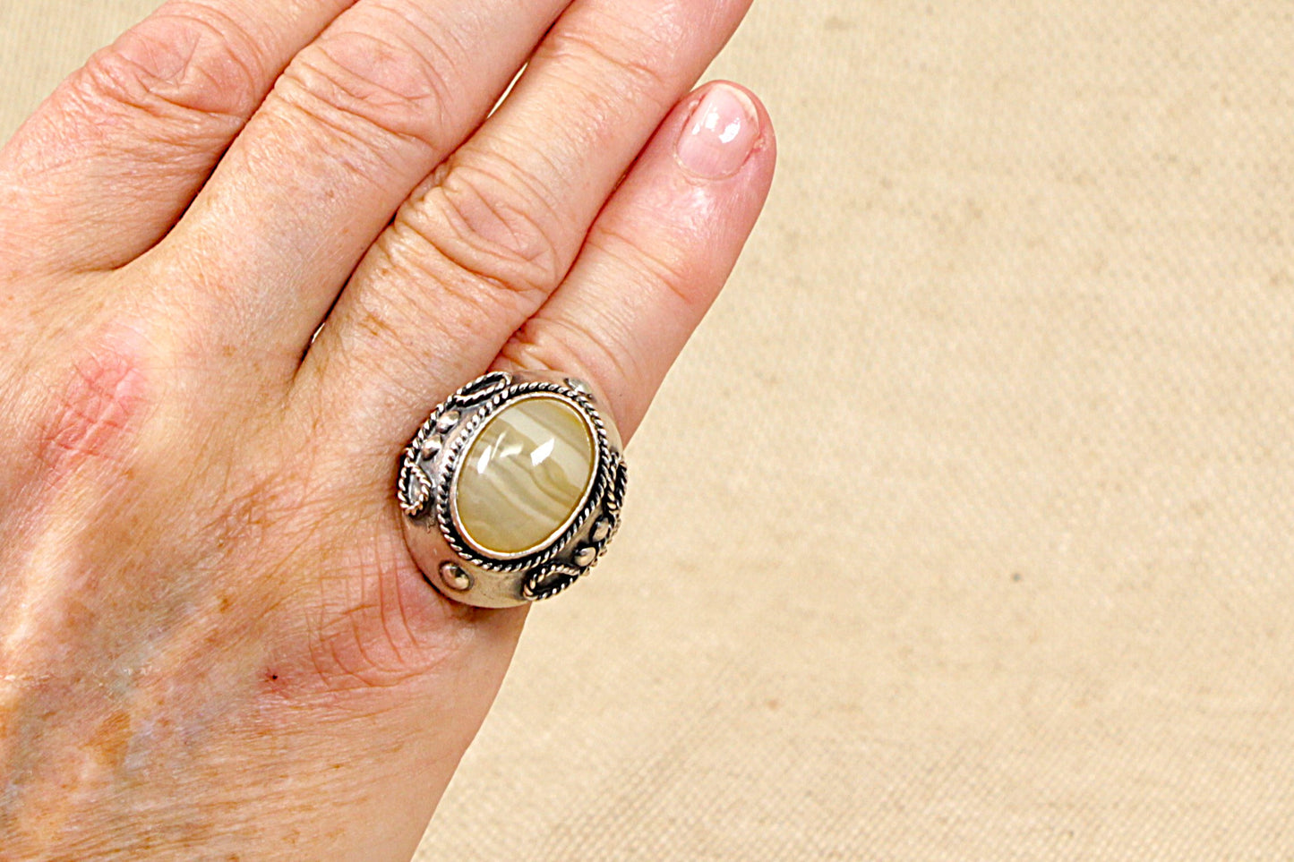 Anello di design in agata fasciata color argento vintage