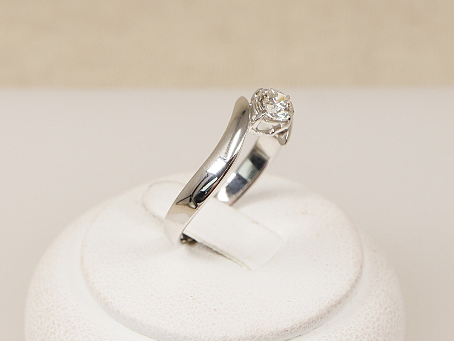 18ct White Gold Diamond Solitaire Ring