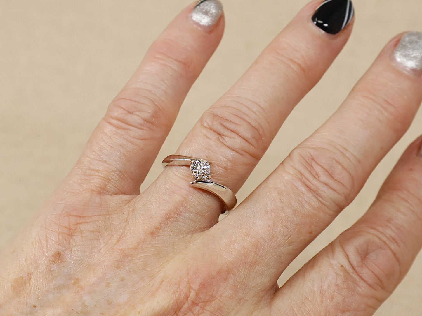 Fabulous 18ct White Gold Diamond Solitaire Twist Ring – Certified Natural Diamond