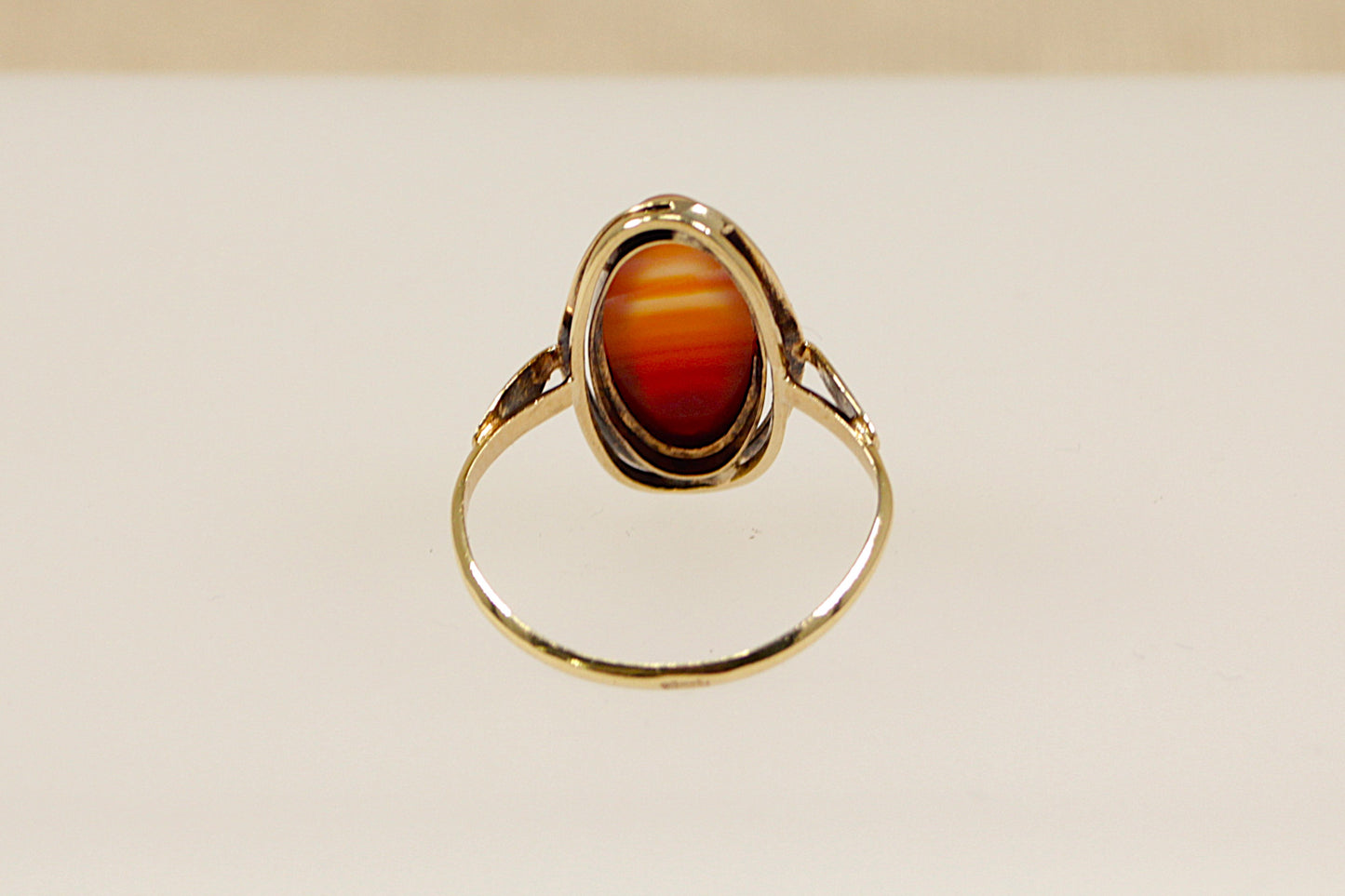 8ct Banded Carnelian Gold Ring