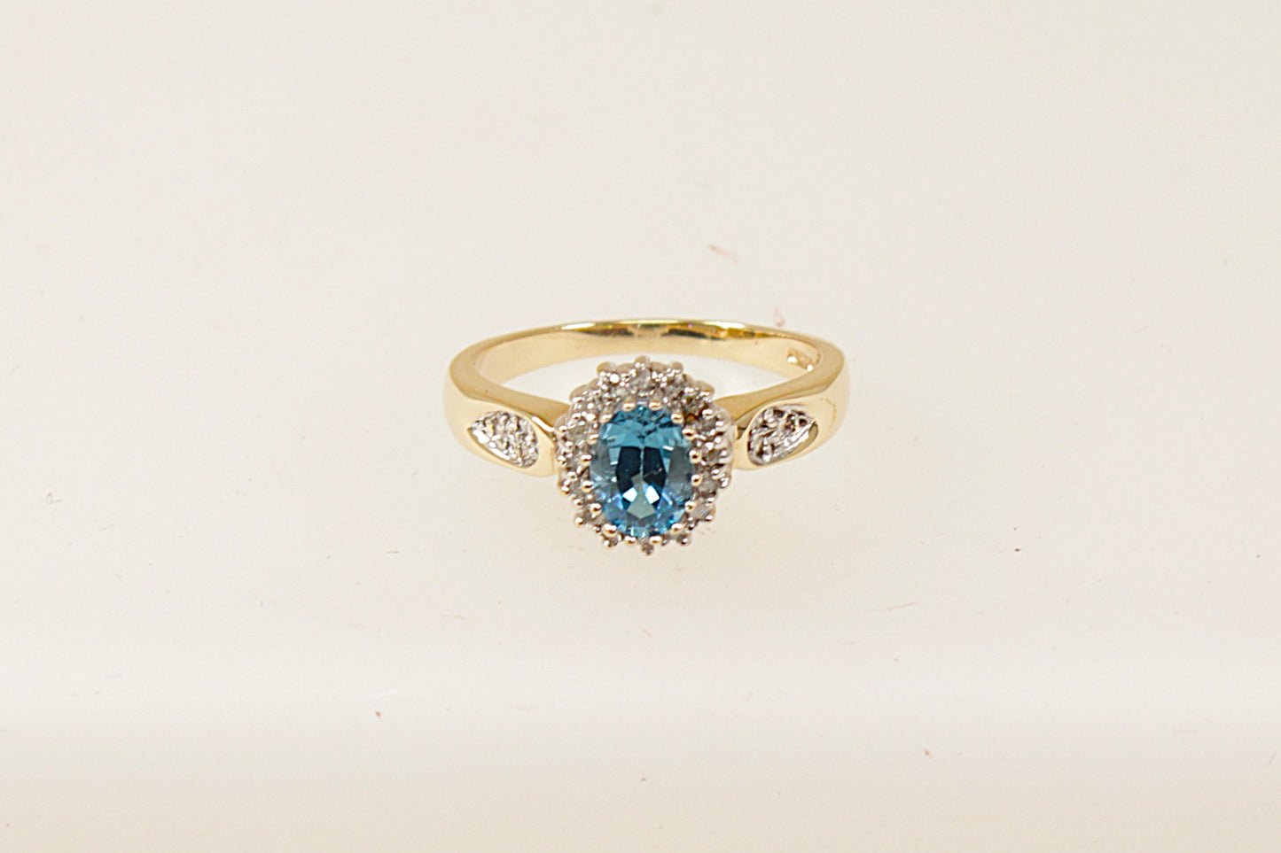 This combination of the deep blue oval-shaped London Blue Topaz, sparkling diamond accents and a gold basket setting, creates a luxurious and eye-catching ring that works beautifully for both special occasions and daily wear. UK finger size P.