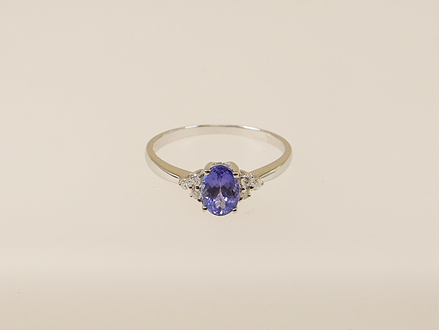 14ct white gold tanzanite and diamond solitaire cluster ring