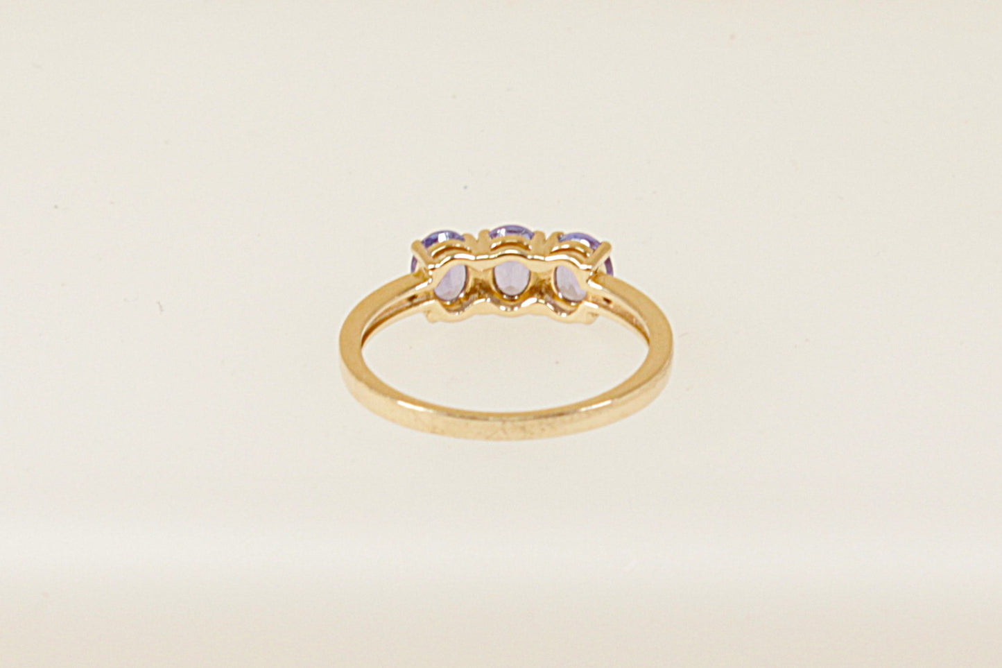 Anello Trilogy in Oro 9ct con Iolite Blu