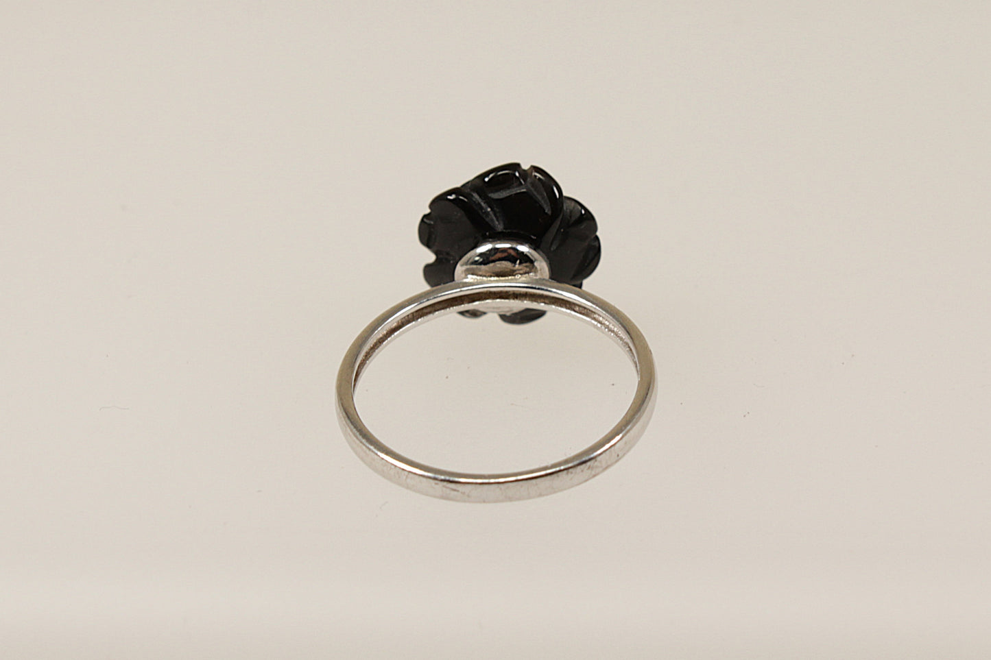 Anello in argento a forma di rosa nera