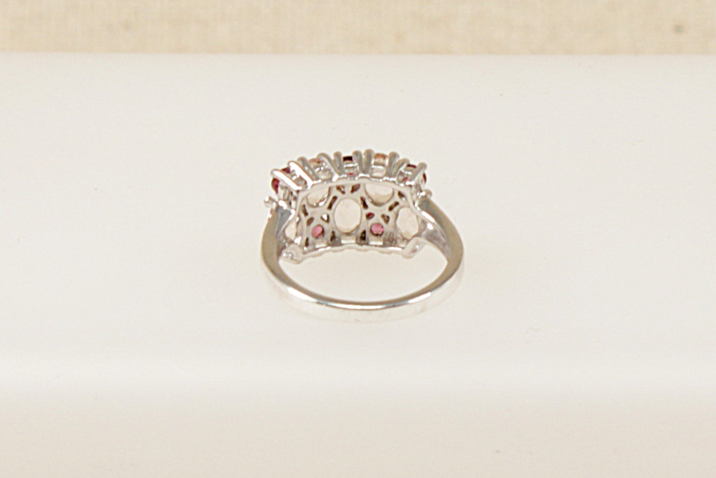 Anello con gruppo di cristalli d'argento
