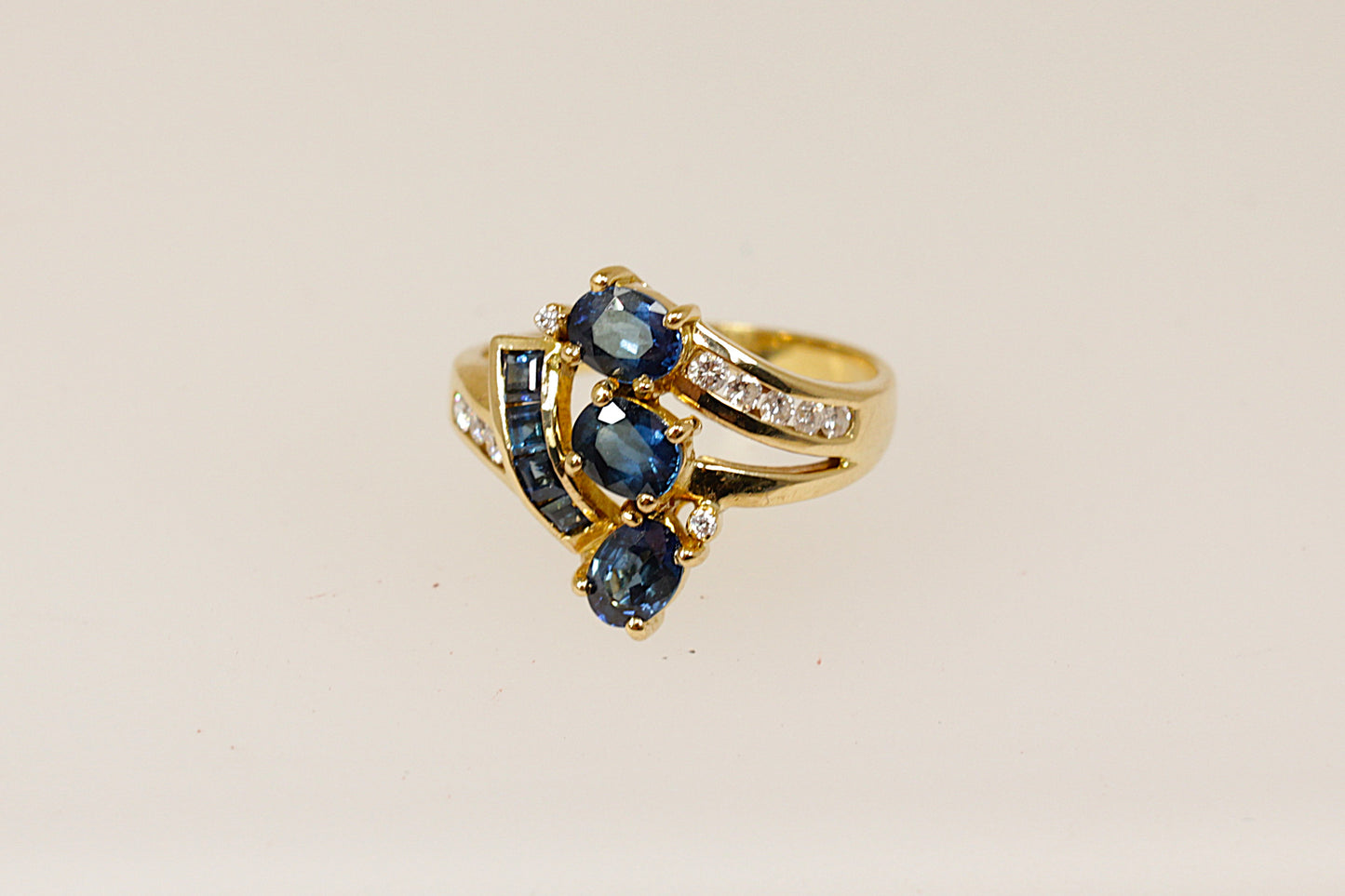 18ct sapphire and diamond gold ring