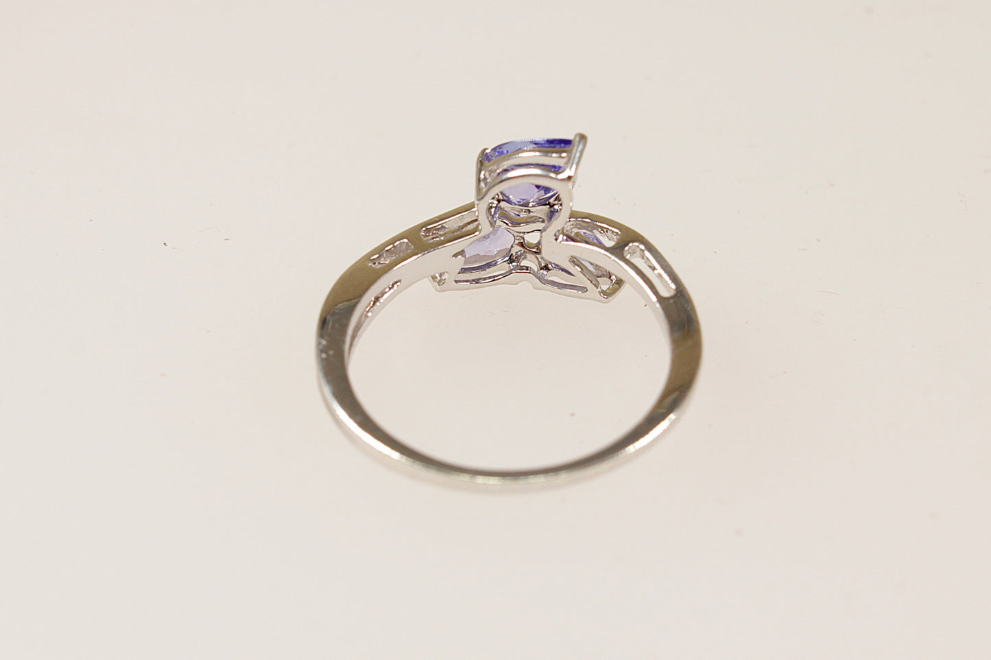 Anello in oro bianco 9 carati con iolite blu