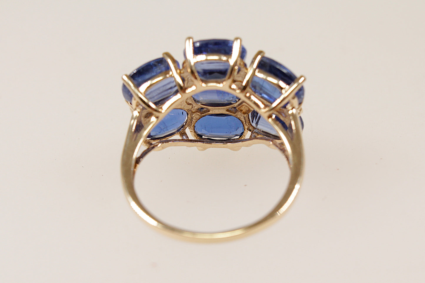 Anello a grappolo con topazio blu di Londra da 9 carati