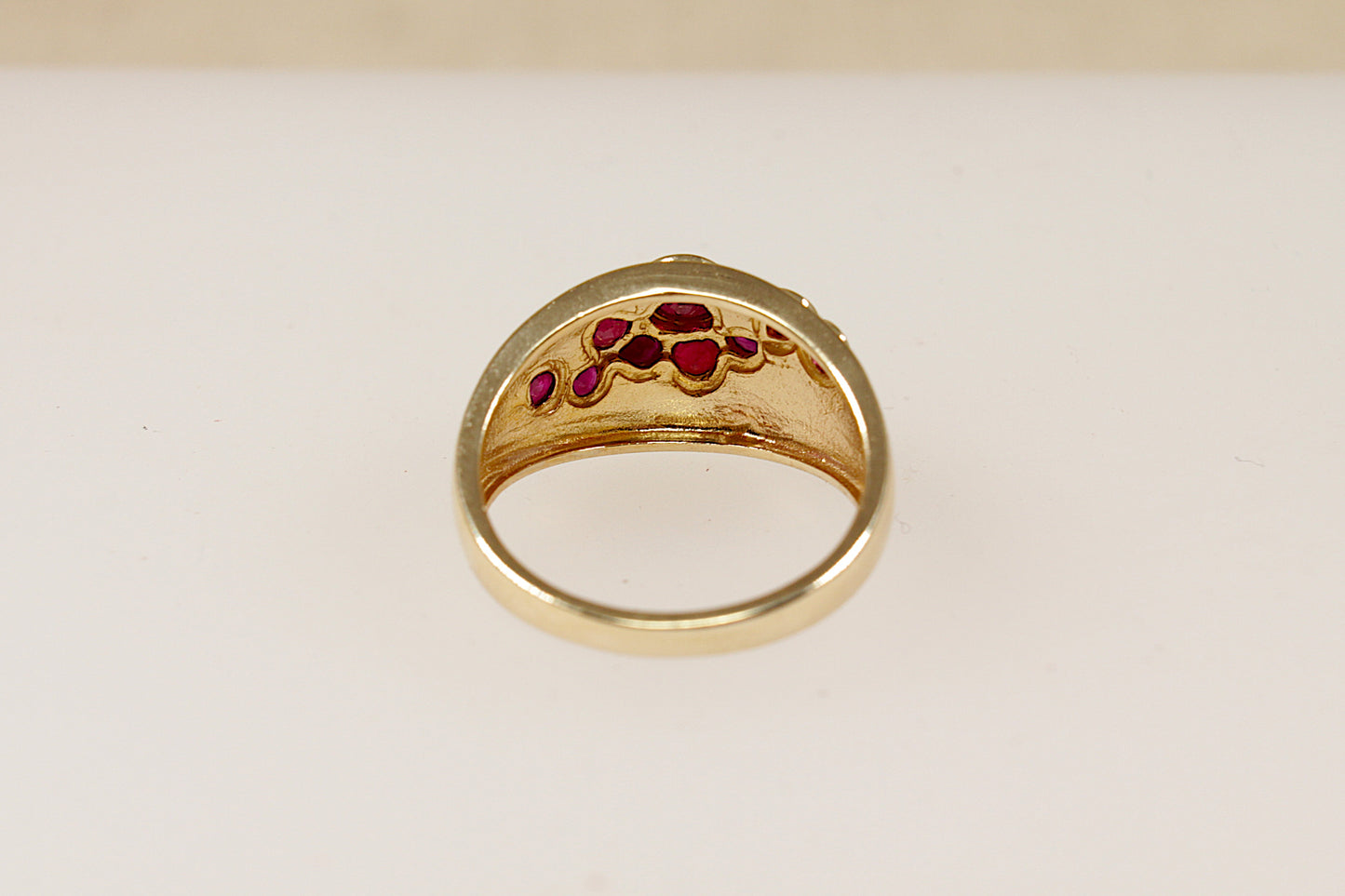 Anello vintage in oro 9kt con rubini sparsi
