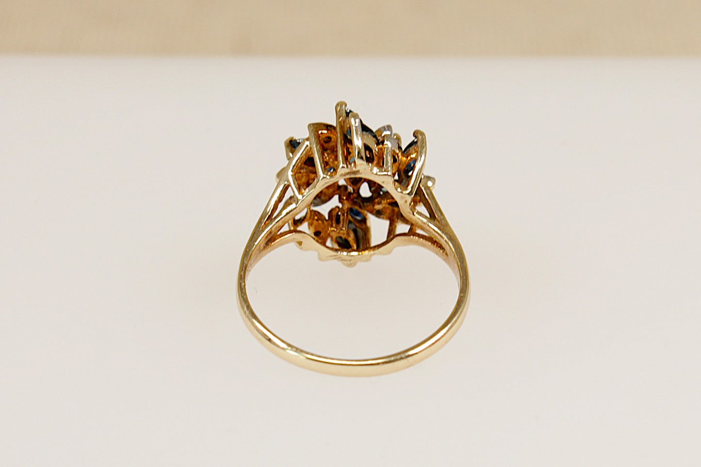 Anello in oro 9 carati con zaffiro e diamante