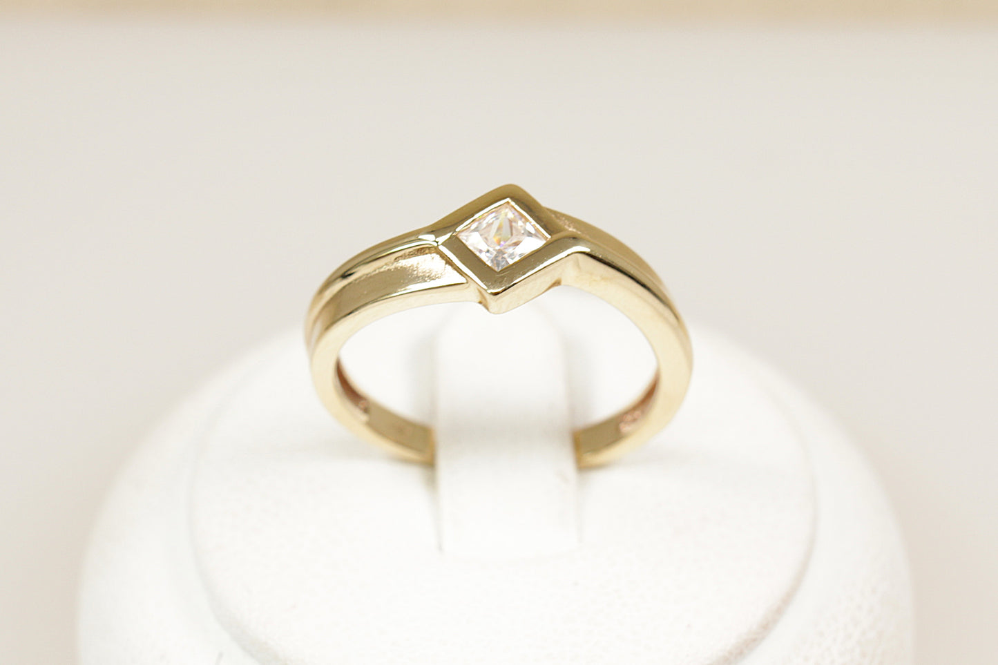 A 9ct yellow gold CZ Cubic Zirconia crystal solitaire ring, the ring has Sheffield hallmarks and is a UK finger size N.