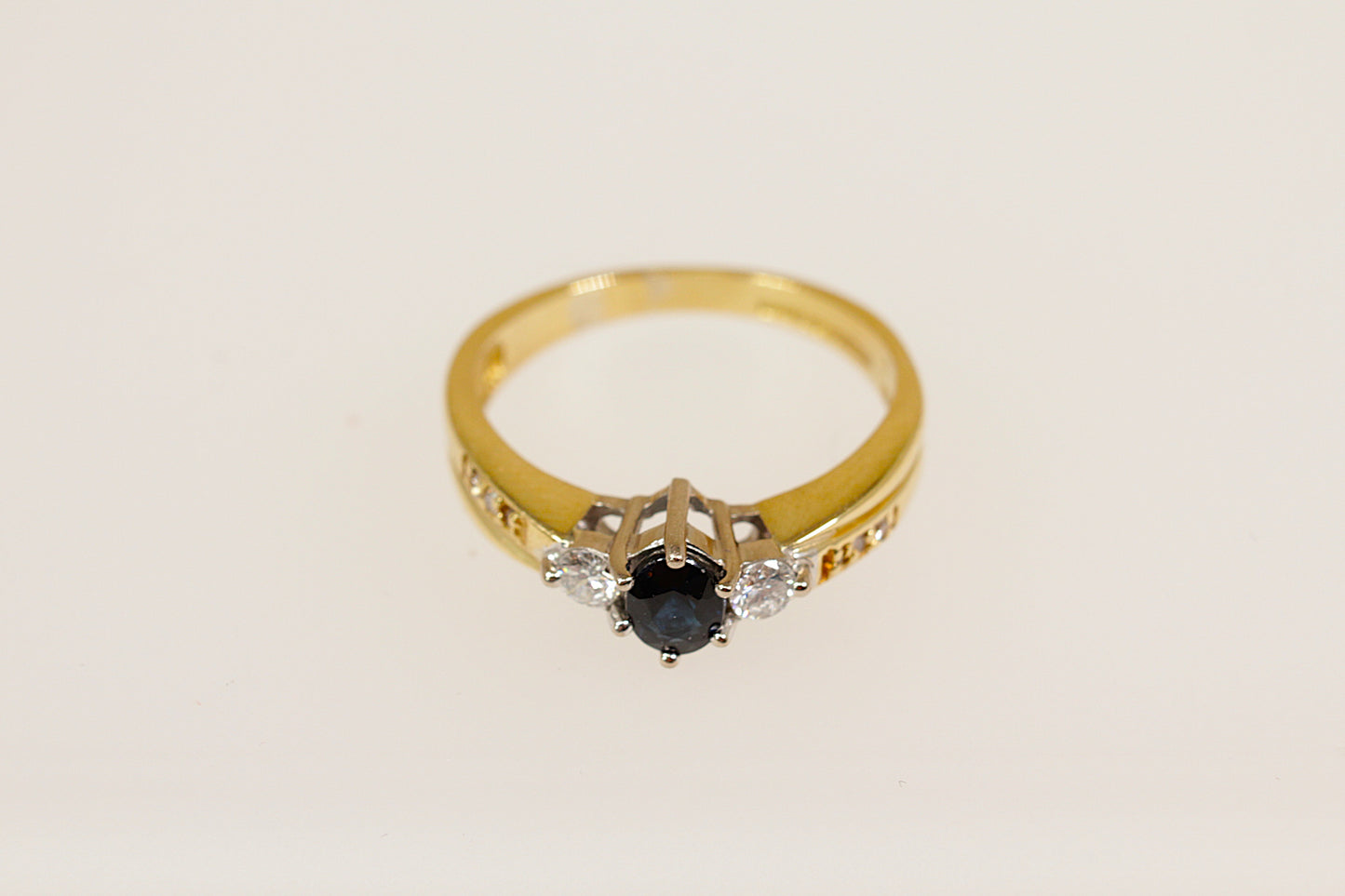 18ct yellow gold sappire and diamond ring.