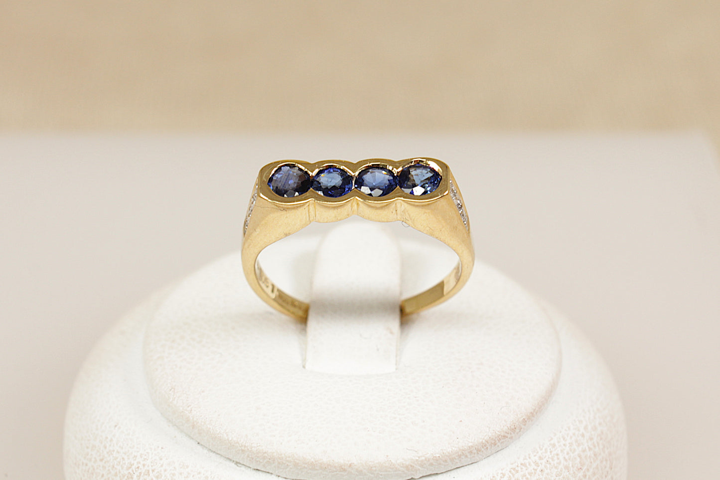 18ct Sapphire Ring