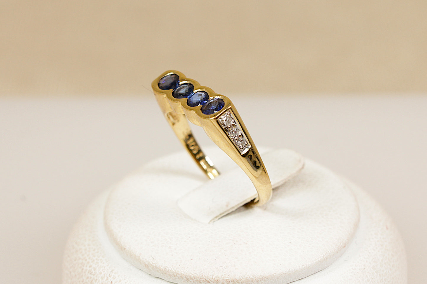 18ct Sapphire Ring