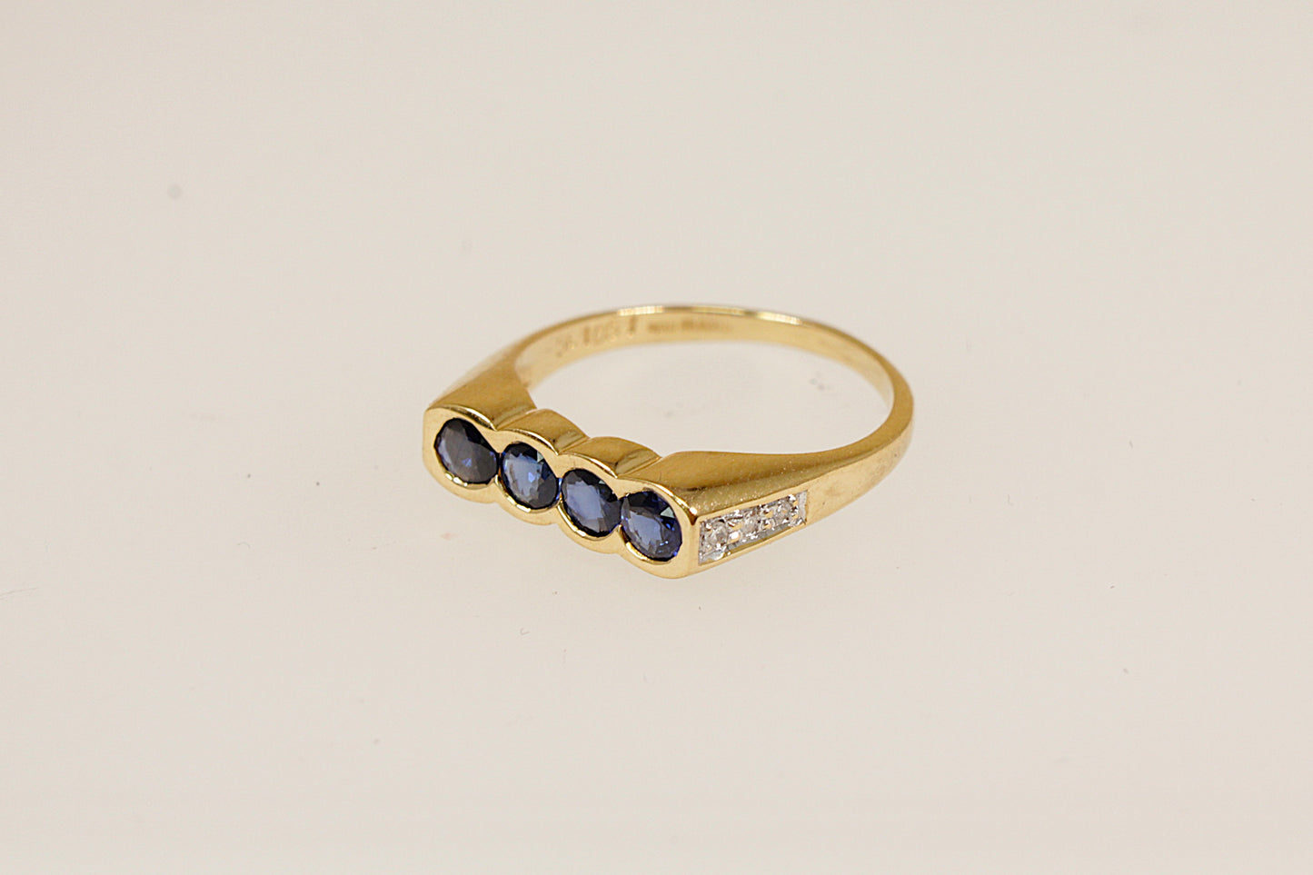18ct Sapphire Ring