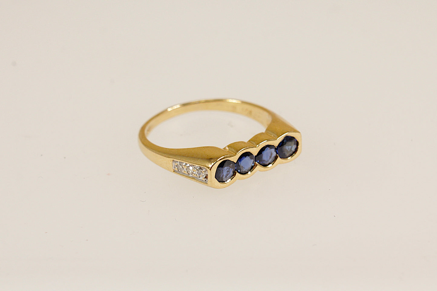 18ct Sapphire Ring