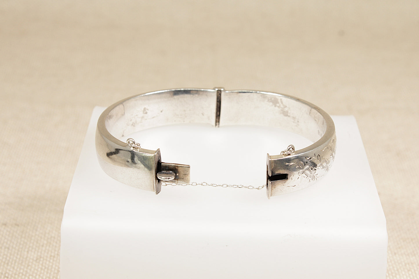 A Vintage Sterling Silver Hinged Bangle