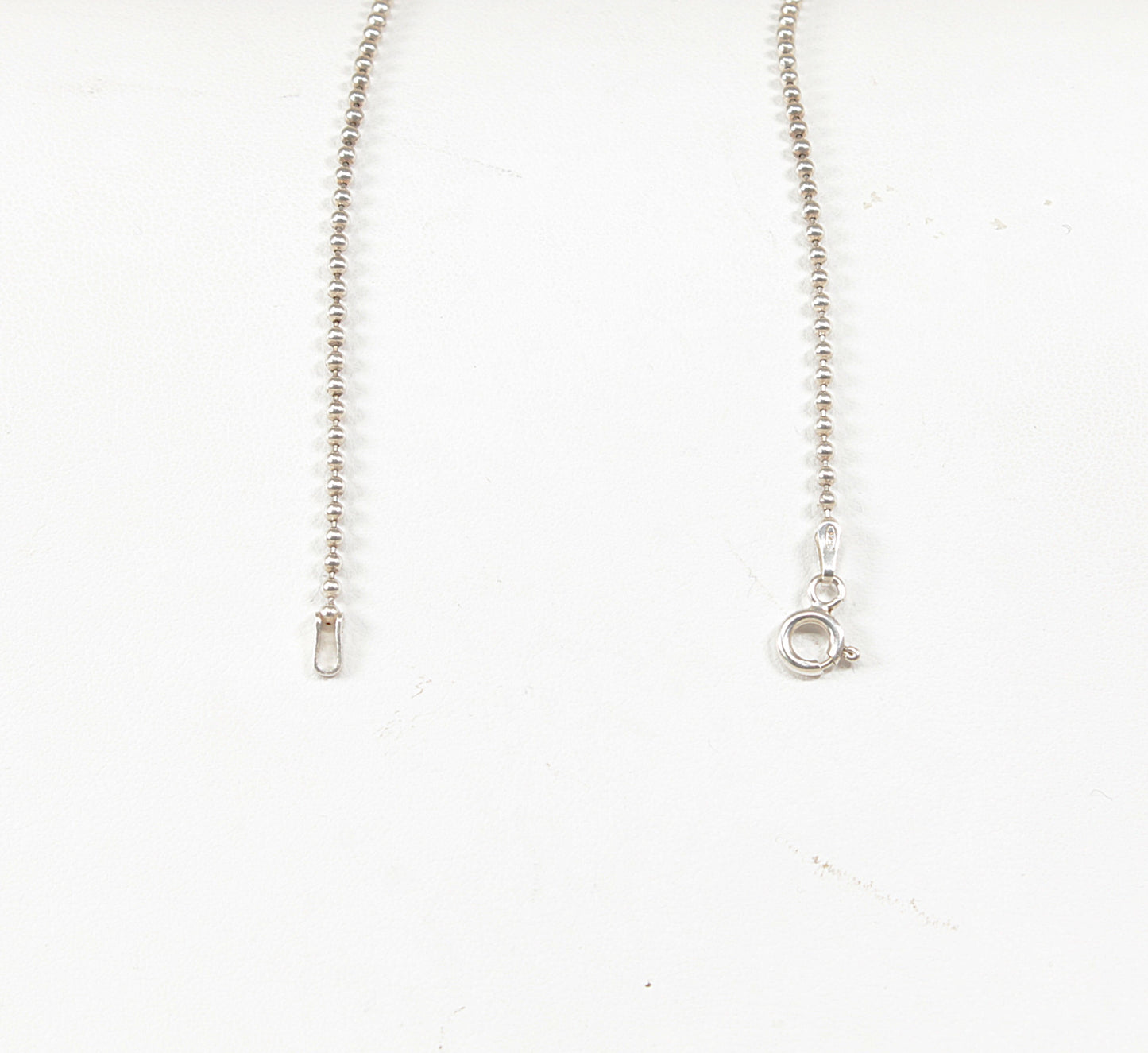 Collana con ciondolo in argento, lapislazzuli e quarzo bianco