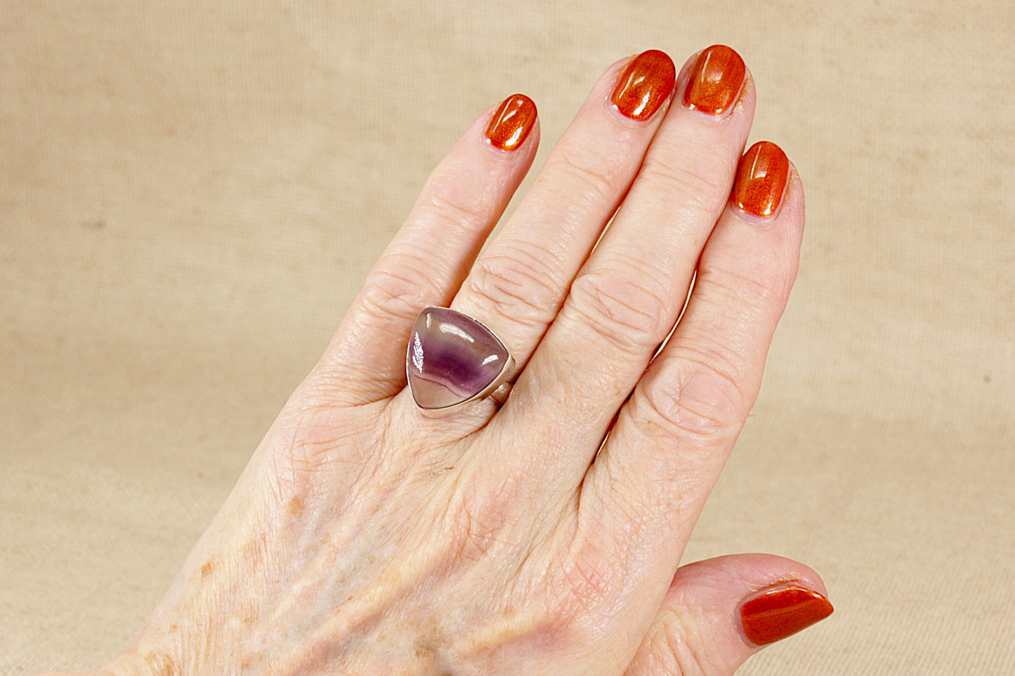 Anello vistoso con fluorite a cabochon in argento