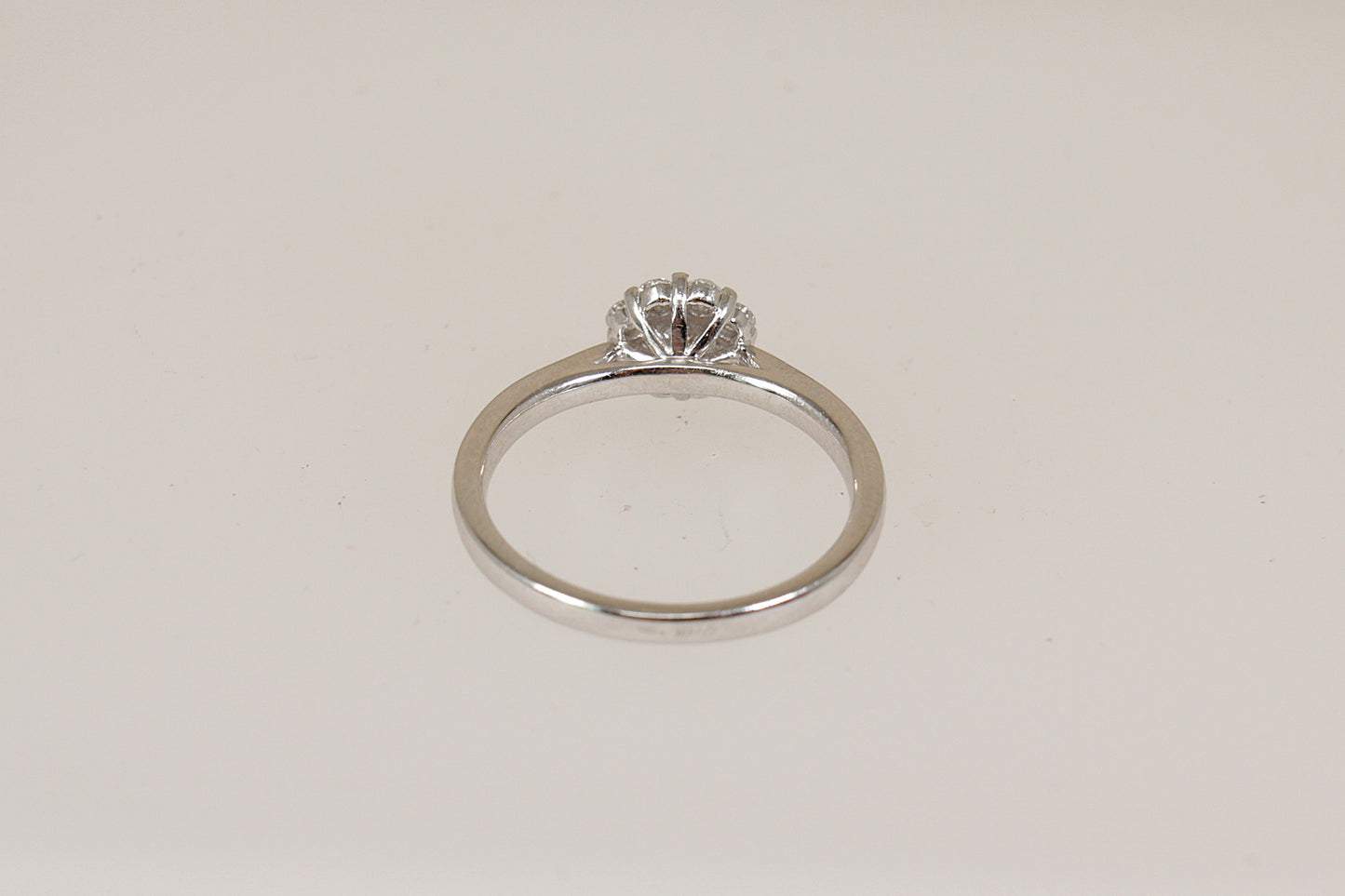 Stunning 18ct White Gold Diamond Daisy Cluster Ring – Certified Centre Diamond