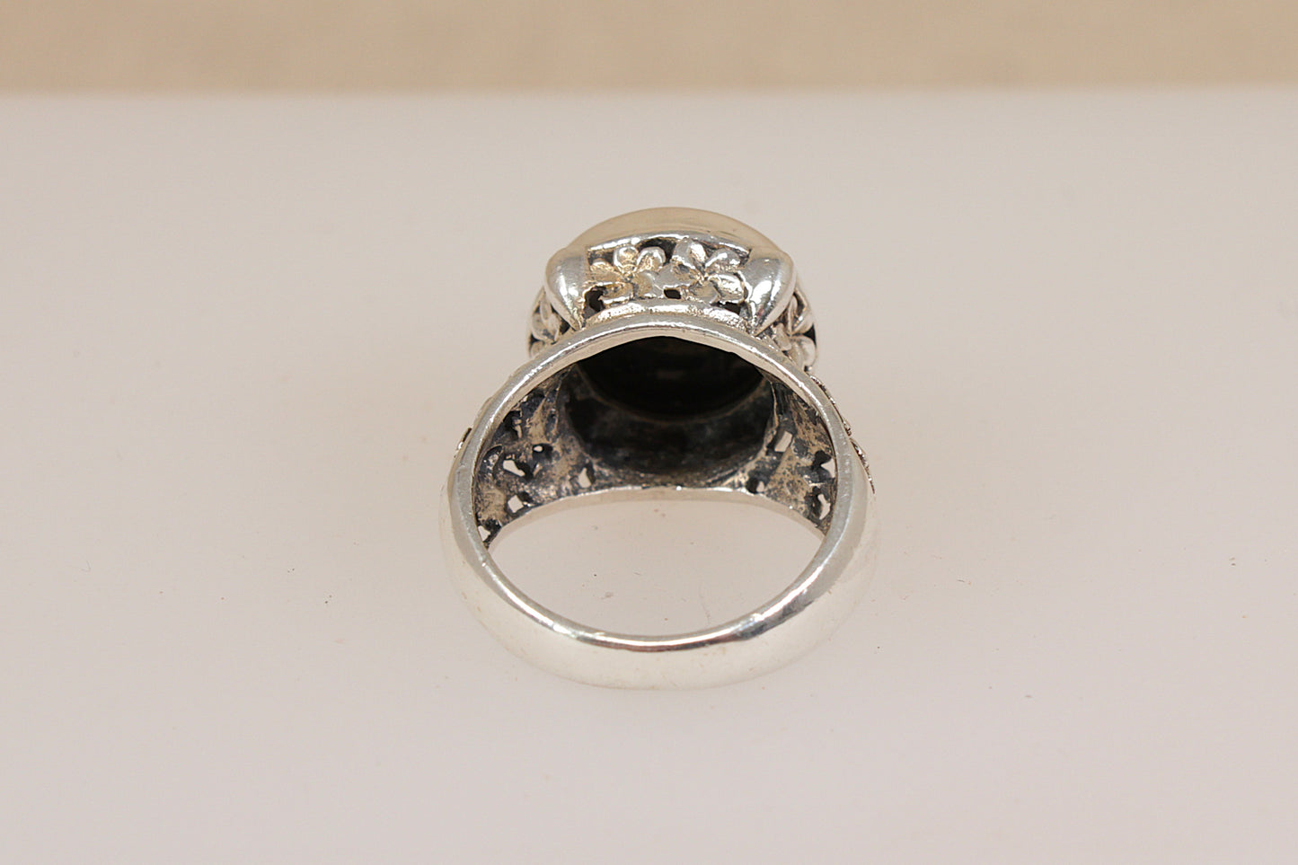 Distinctive Silver Suarti Garnet Designer Ring