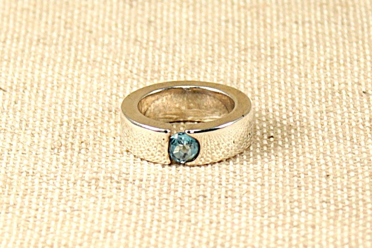 This stunning solid silver Designer ring is a substantial piece! It is set with a round Topaz. Inside the band it is stamped 925 for sterling silver. uk finger size N.