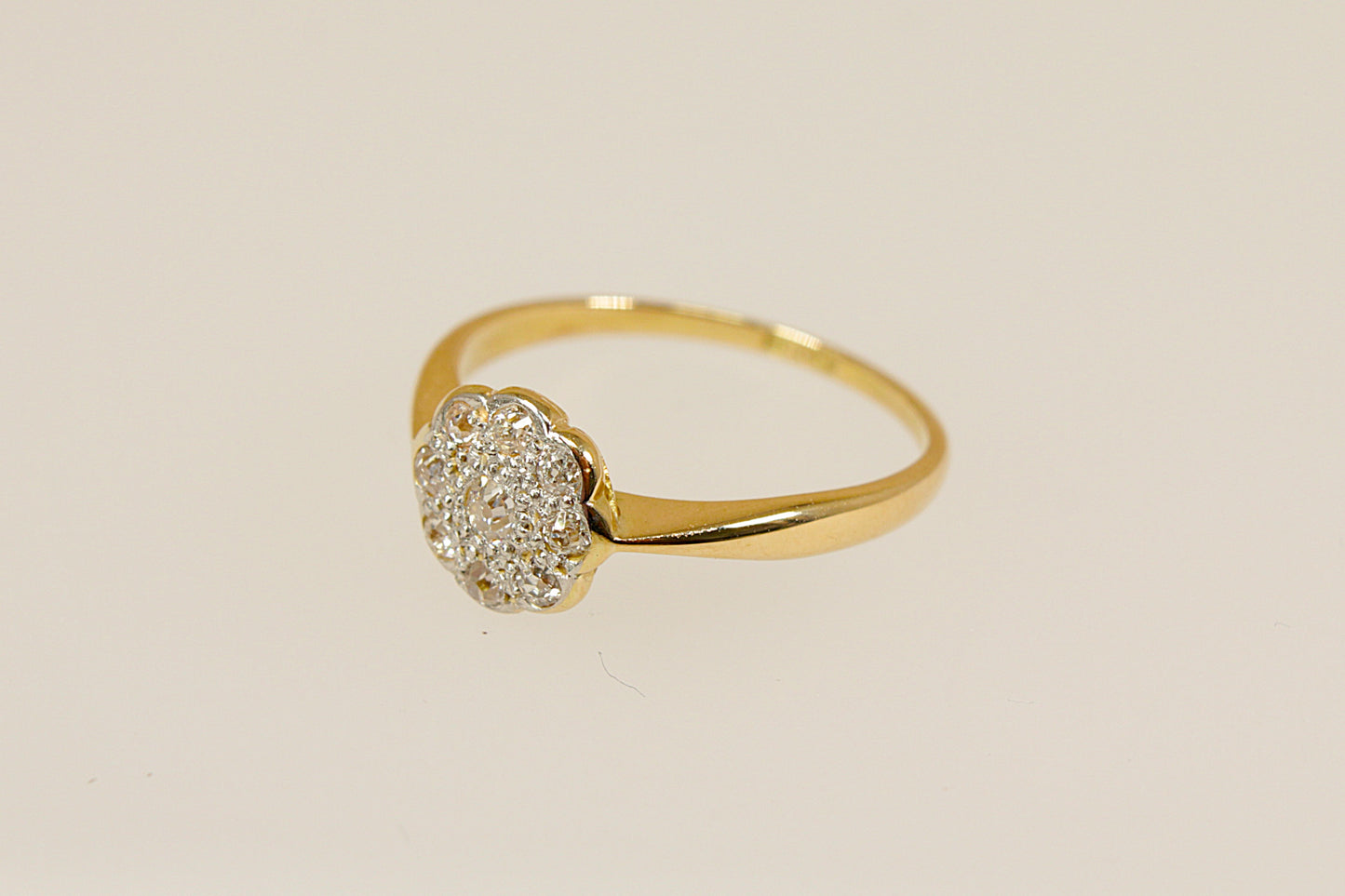 Vintage 18ct Gold and Diamond ‘Daisy’ Ring, A charming and elegant vintage daisy ring, crafted in rich 18ct Gold and set with old-rose-cut Diamonds that sparkle with delicate brilliance. At the centre sits a single rose-cut diamond, surrounded by eight smaller rose-cut diamonds, forming a classic daisy cluster, The scalloped edge of the floral head enhances its graceful, vintage charm. Inside the band, it is stamped 750, confirming its 18ct gold purity,
UK finger size L.