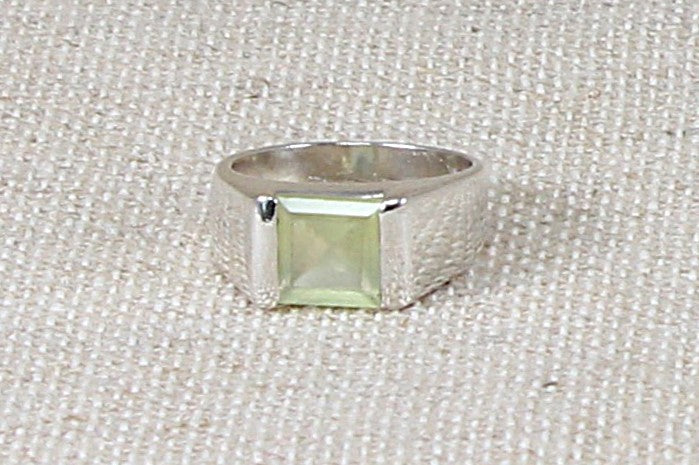 Sterling silver crystal solitaire band ring. UK finger size O.