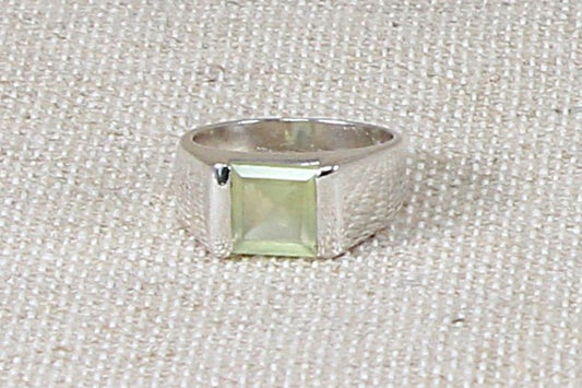 Sterling silver crystal solitaire band ring. UK finger size O.