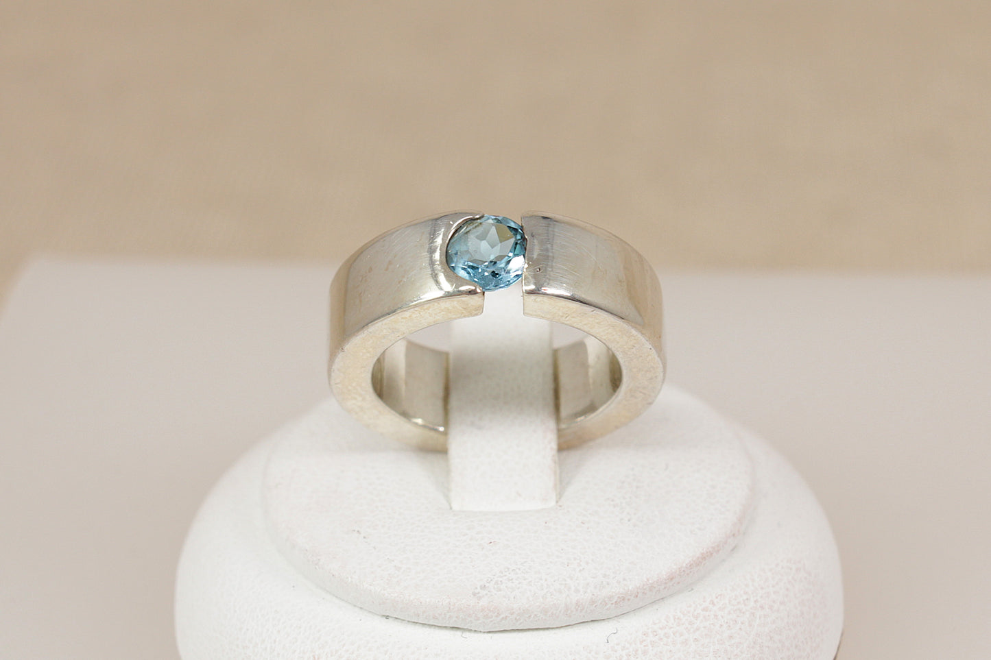 Anello a fascia con topazio argento