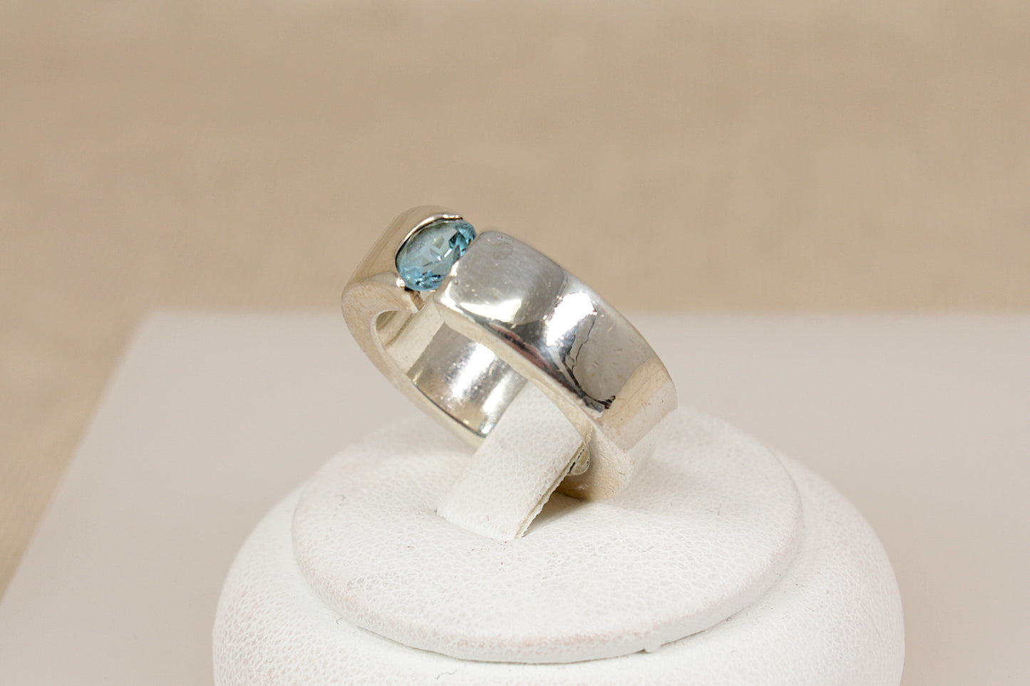 Anello a fascia con topazio argento