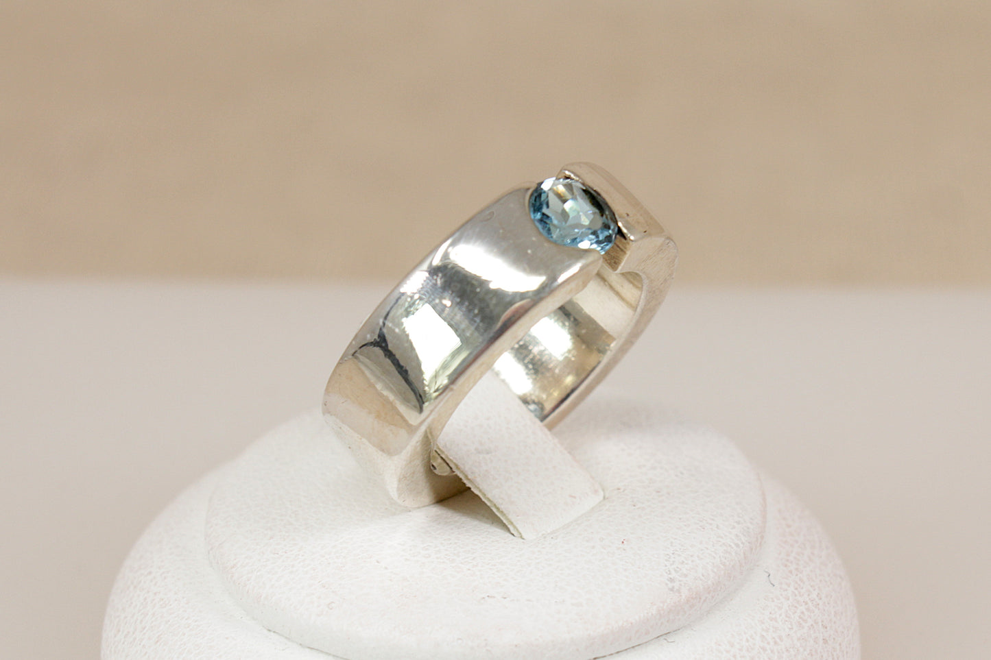 Anello a fascia con topazio argento