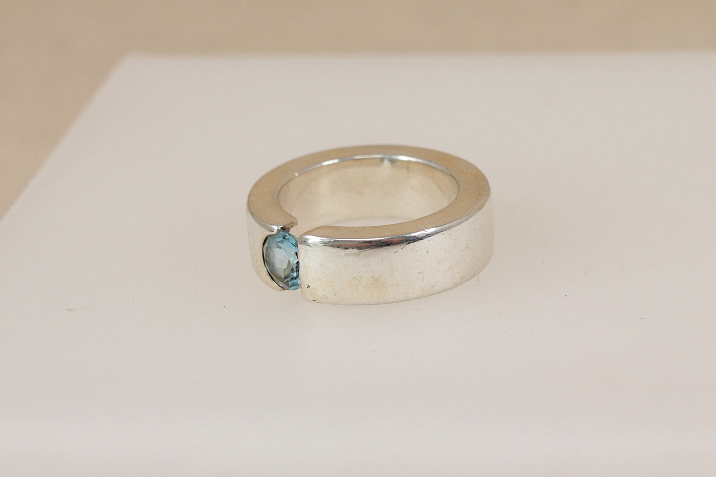 Anello a fascia con topazio argento