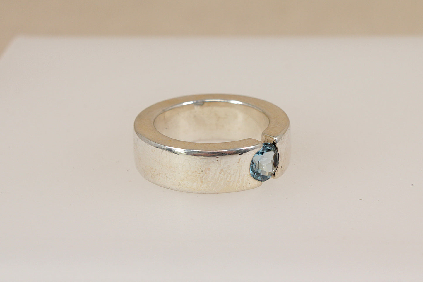 Anello a fascia con topazio argento