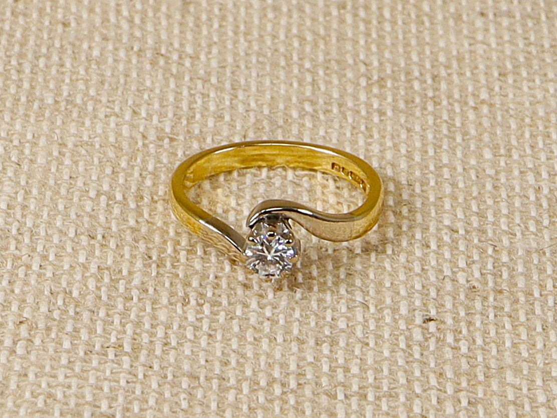 A beautiful vintage 18ct Gold Diamond Solitaire Ring. This gorgeous ring has an estimated 0.30carat round cut diamond set in a twist design. The ring has a Birmingham hallmarks for 1988 it is stamped 750 for 18ct gold and GLB for the makers mark. UK Finger size: K.