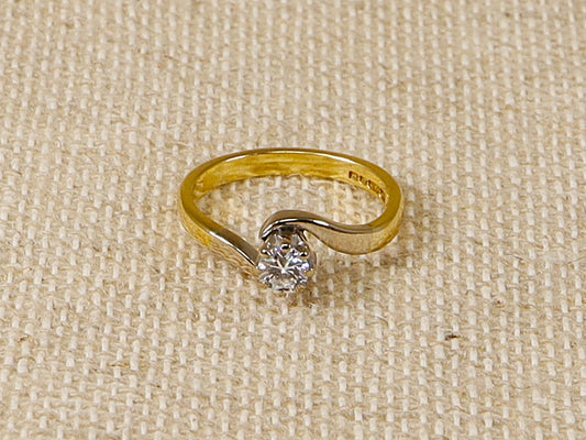 A beautiful vintage 18ct Gold Diamond Solitaire Ring. This gorgeous ring has an estimated 0.30carat round cut diamond set in a twist design. The ring has a Birmingham hallmarks for 1988 it is stamped 750 for 18ct gold and GLB for the makers mark. UK Finger size: K.