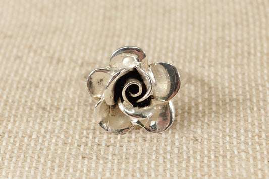 This stylish and beautifully handcrafted silver ring is in the shape of a rose and is finely made. Inside the band it is stamped 925 for sterling silver. UK Finger size: O.