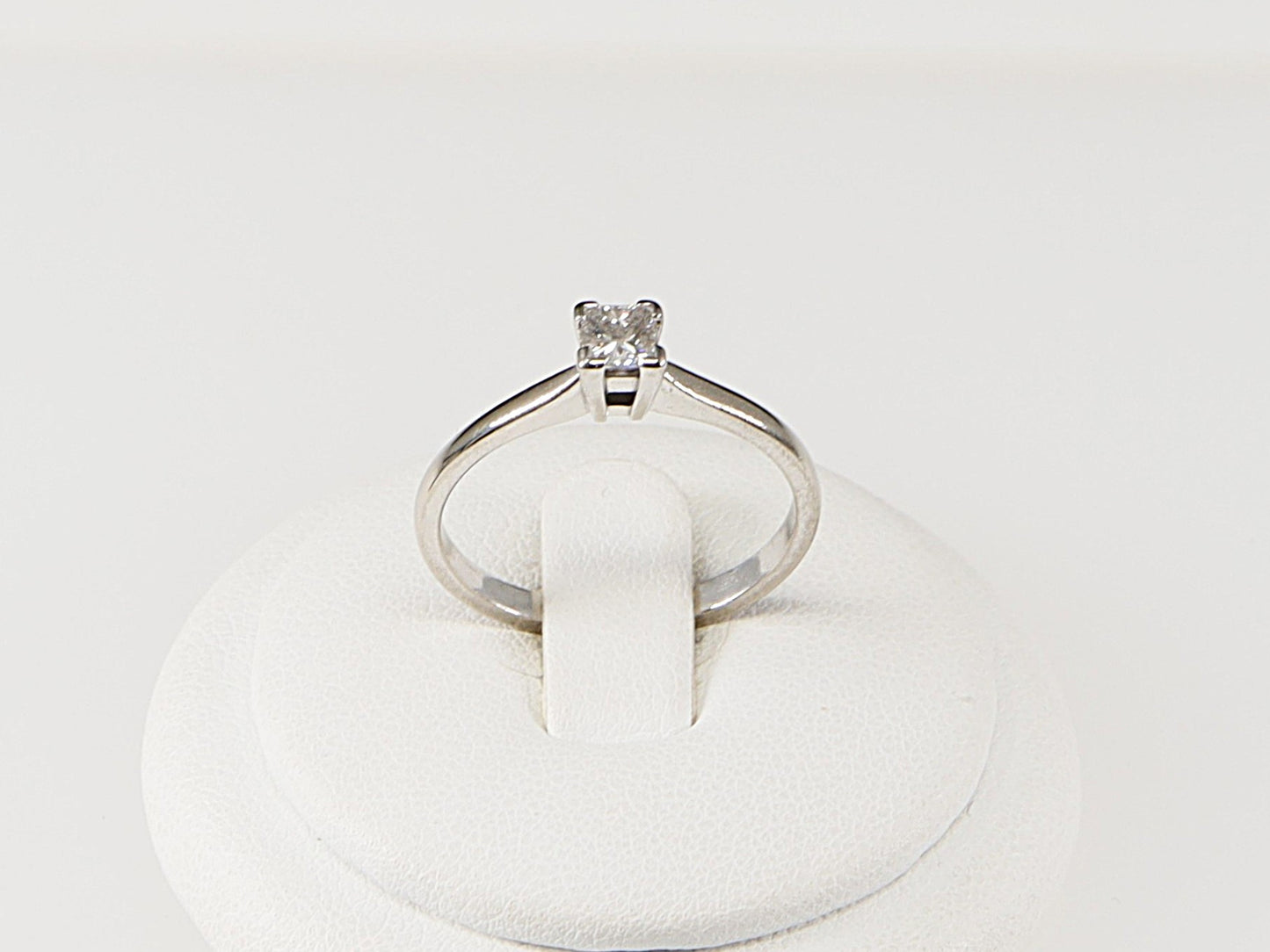 18ct White Gold Diamond Solitaire Ring