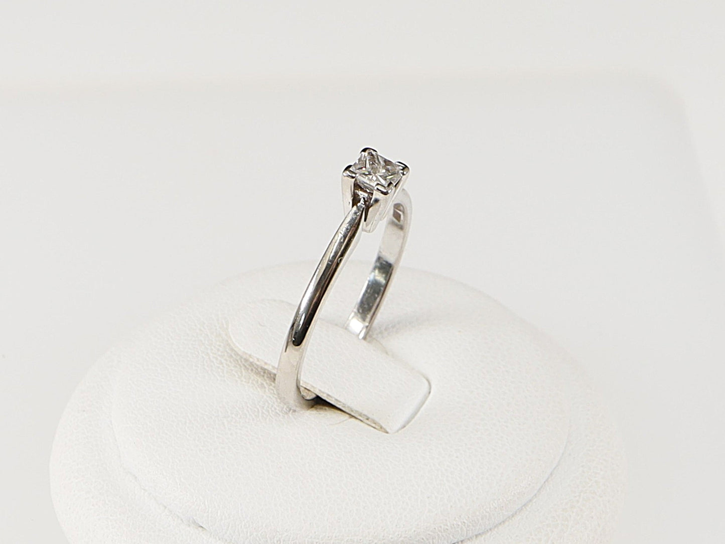 18ct White Gold Diamond Solitaire Ring