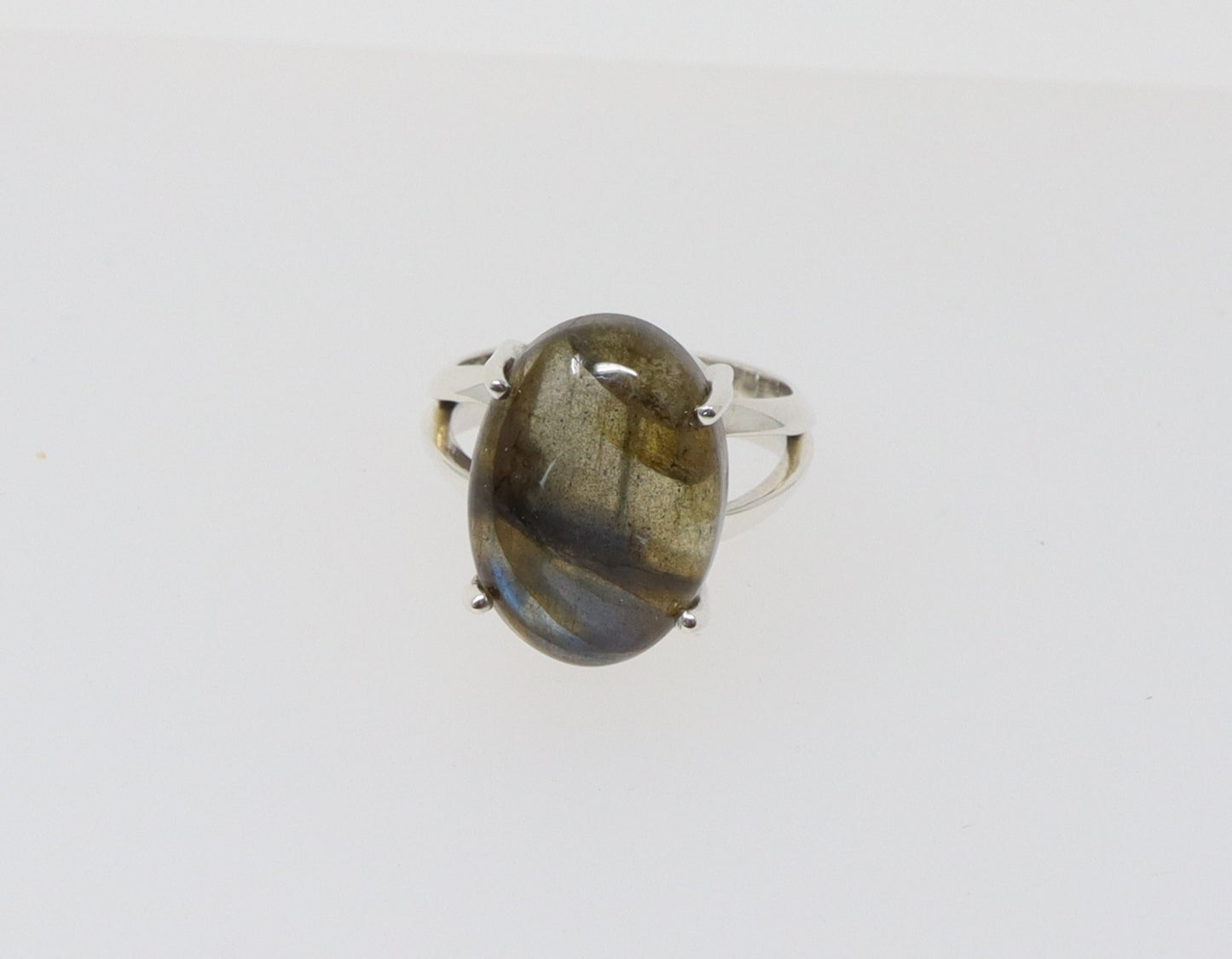 This amazing statement ring has a beautiful piece of Labradorite that displays a mystical iridescent variety of colour. Set in 4 oversized chunky claws it looks fabulous on the finger and comfortable! It is in excellent condition and inside the band it is stamped 925 for sterling silver. UK Finger size: N. 