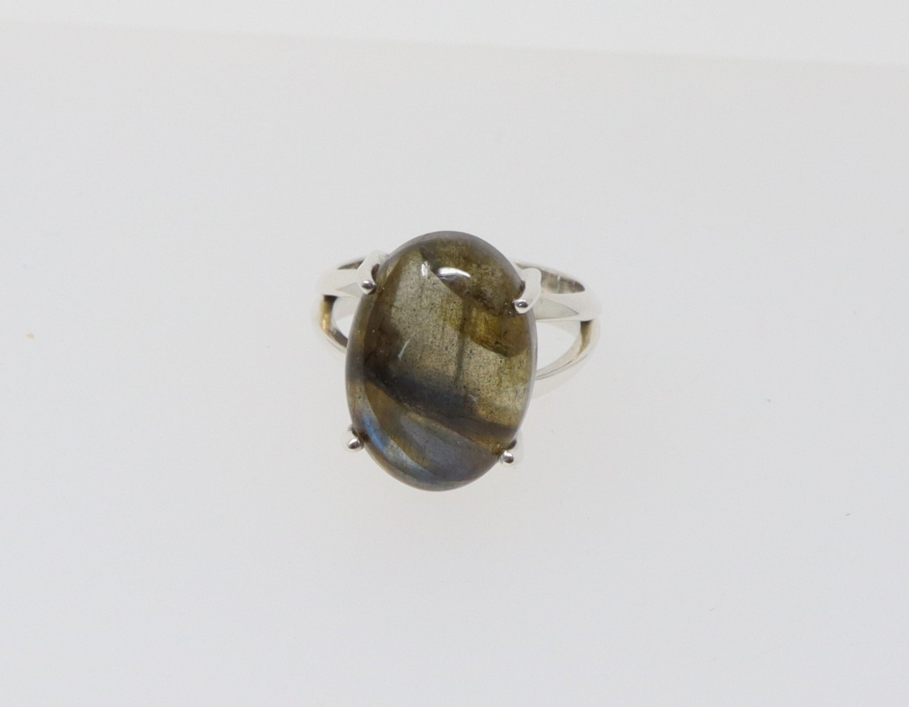 This amazing statement ring has a beautiful piece of Labradorite that displays a mystical iridescent variety of colour. Set in 4 oversized chunky claws it looks fabulous on the finger and comfortable! It is in excellent condition and inside the band it is stamped 925 for sterling silver. UK Finger size: N. 