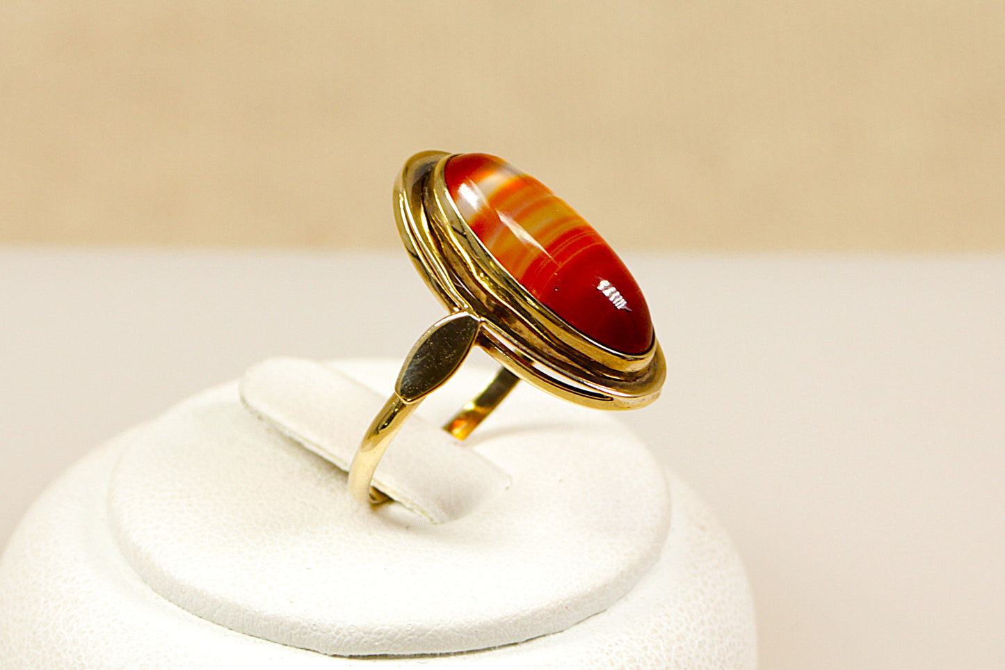 8ct Banded Carnelian Gold Ring