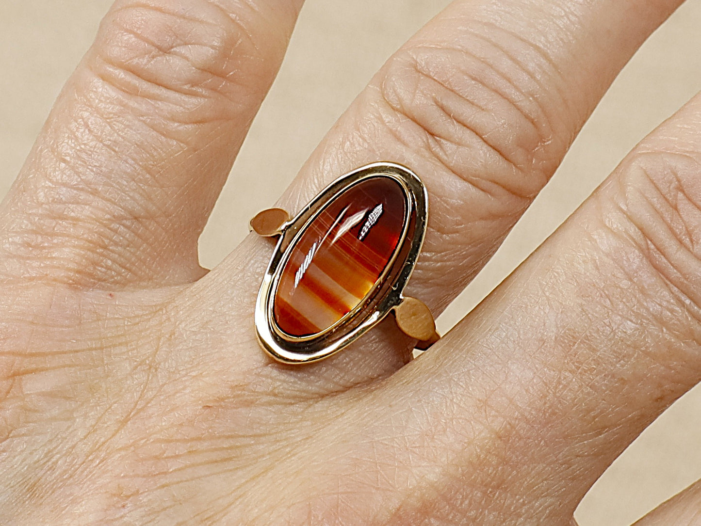 8ct Banded Carnelian Gold Ring