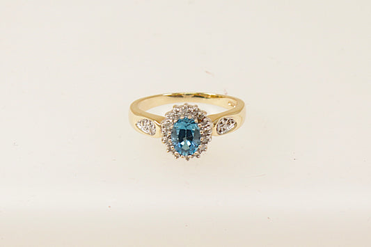 This combination of the deep blue oval-shaped London Blue Topaz, sparkling diamond accents and a gold basket setting, creates a luxurious and eye-catching ring that works beautifully for both special occasions and daily wear. UK finger size P.