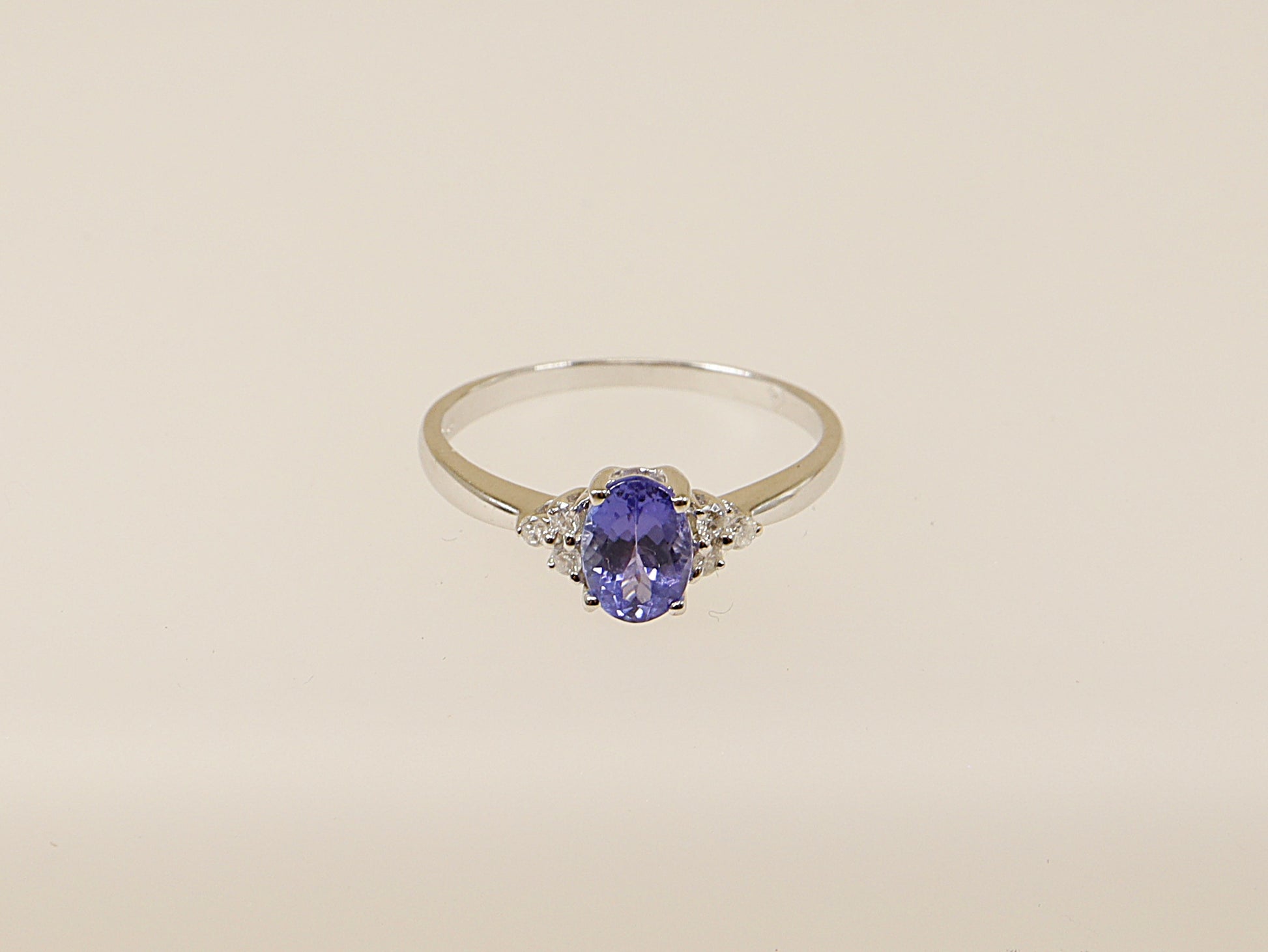 14ct white gold tanzanite and diamond solitaire cluster ring