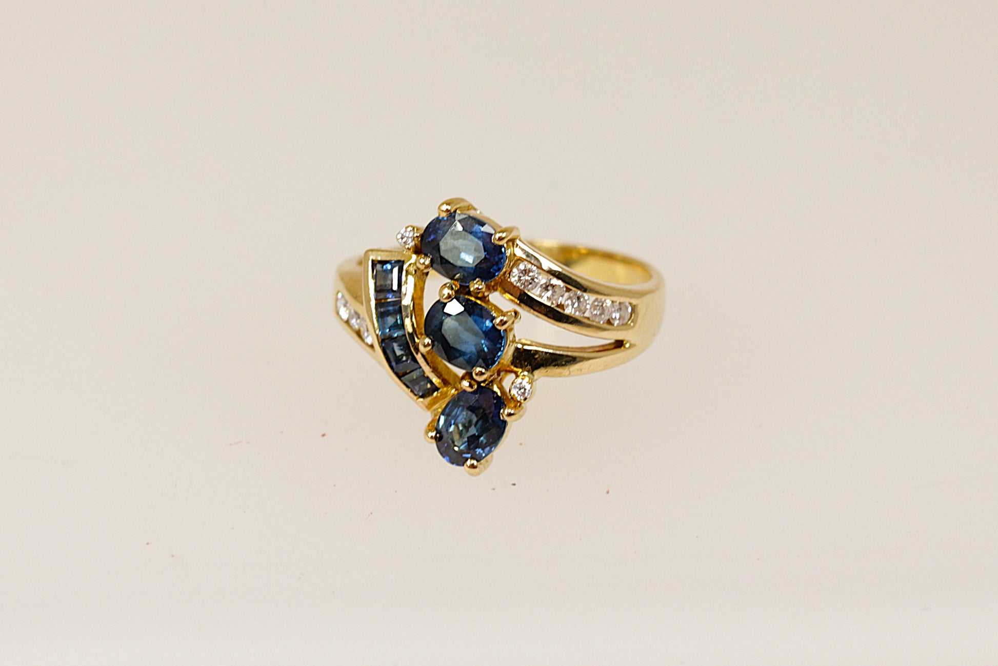18ct sapphire and diamond gold ring