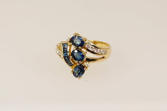 18ct sapphire and diamond gold ring